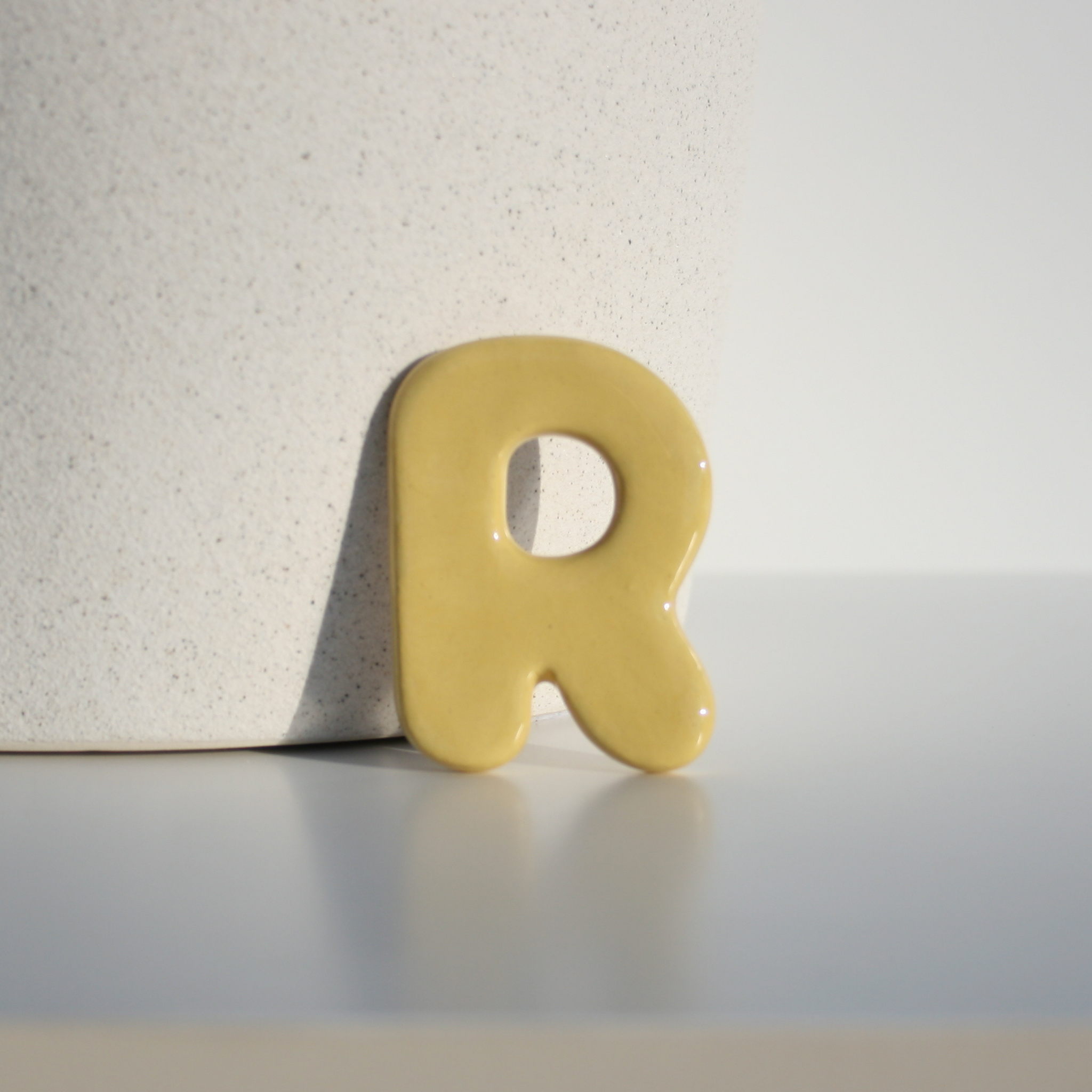 R